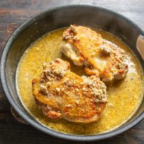 Подрумяненную курицу посыпаем толчеными грецкими орехами и заливаем имбирным соусом Подрумяненную курицу посыпаем толчеными грецкими орехами и заливаем имбирным соусом