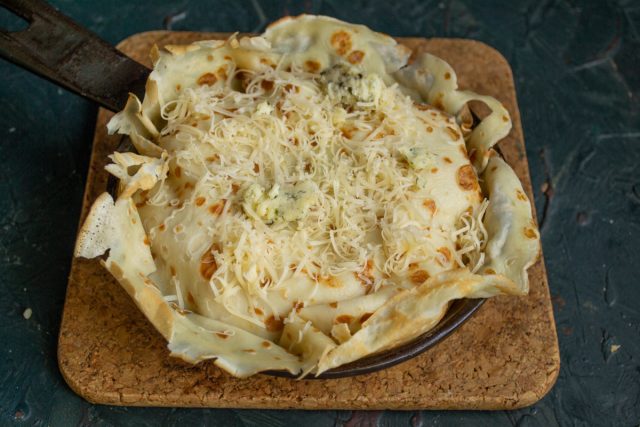 Посыпаем кулебяку тёртым сыром