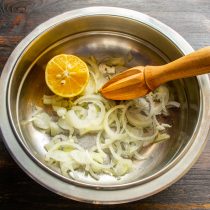 Репчатый лук нарезаем тонкими полукольцами Репчатый лук нарезаем тонкими полукольцами
