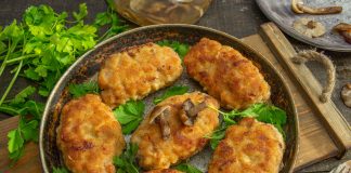Зразы мясные с жареными опятами и луком в панировке