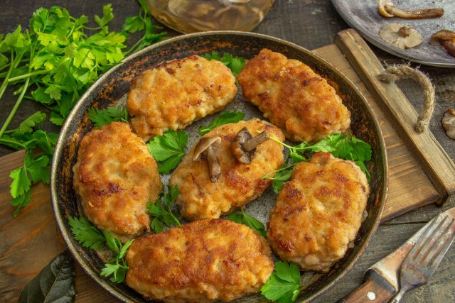 Зразы мясные с жареными опятами и луком в панировке