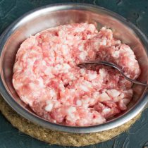 Домашний фарш готовим из свинины, говядины и свиного шпика
