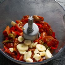 Для измельчения подойдет блендер или мясорубка