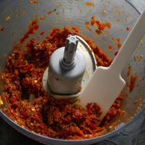 Измельчаем ингредиенты несколько минут