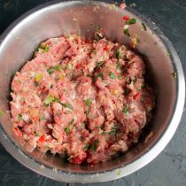 Вымешиваем фарш руками или миксером