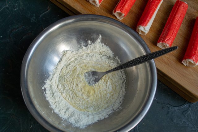 Размешиваем муку с яйцом несколько минут Размешиваем муку с яйцом несколько минут