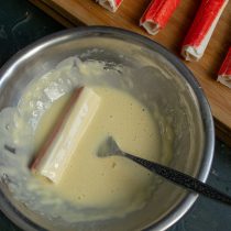Обмакиваем палочки в кляр и сразу выкладываем на сковородку Обмакиваем палочки в кляр и сразу выкладываем на сковородку