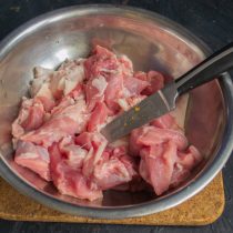 Нарезаем кубиками свинину, добавляем мелко порезанный шпик