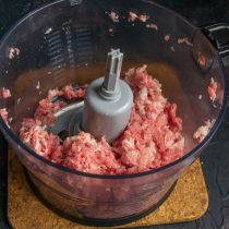Измельчаем мясо несколько минут, пока не получится нежный фарш