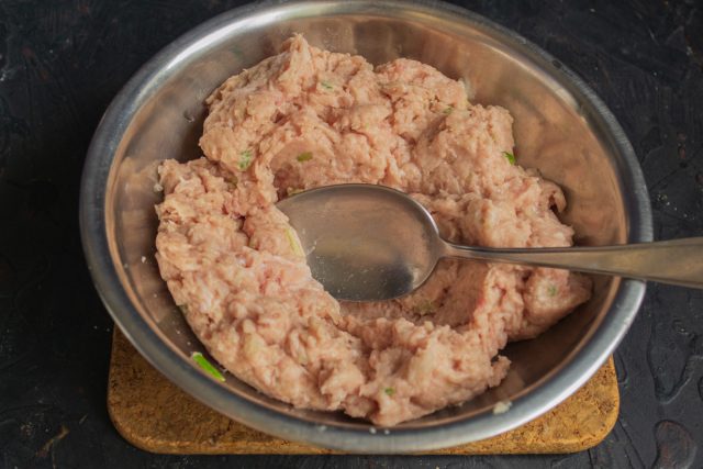 Для мясных шариков нужен мелкий помол мяса