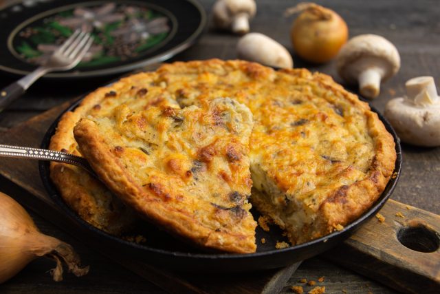 Пирог с шампиньонами и сыром