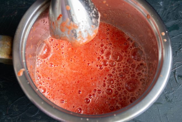Перемалываем овощи в мясорубке или измельчаем погружным блендером Перемалываем овощи в мясорубке или измельчаем погружным блендером