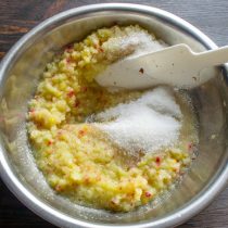 К пропущенным через мясорубку фруктам добавляем сахарный песок К пропущенным через мясорубку фруктам добавляем сахарный песок