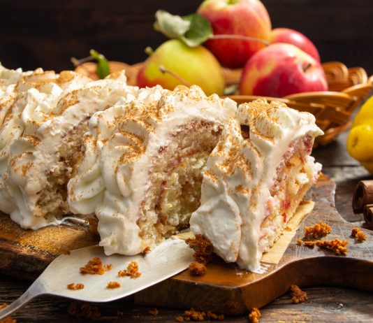 Бисквитный рулет с лимоном и яблоками