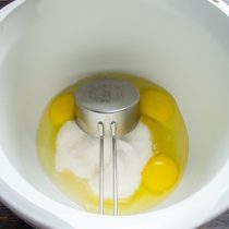 В чашу миксера разбиваем куриные яйца В чашу миксера разбиваем куриные яйца