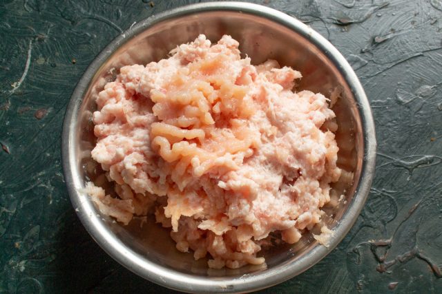 Пропускаем куриную грудку, свиной шпик и кусочки свинины через мясорубку