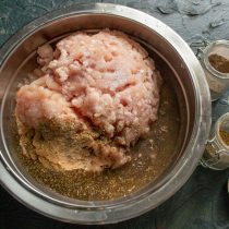 Насыпаем молотый душистый перец и толченный кориандр