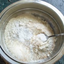 Тесто можно готовить в кухонном комбайне или смешивать вручную Тесто можно готовить в кухонном комбайне или смешивать вручную