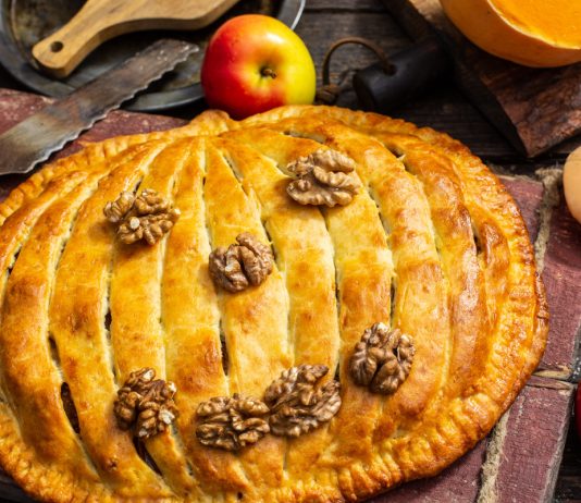 Пирог с тыквой, яблоками и грецкими орехами