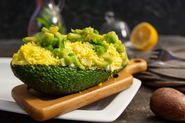 Простой и вкусный завтрак — фаршированное авокадо Простой и вкусный завтрак — фаршированное авокадо