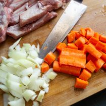 Нарезаем кубиками репчатый лук и морковь