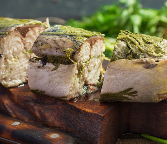 Вареный рулет из скумбрии с морковной ботвой - Основные блюда и гарниры Вареный рулет из скумбрии с морковной ботвой