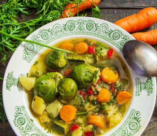 Вегетарианский суп с брюссельской капустой и кабачком