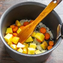 Нарезаем картофель крупными кубиками Нарезаем картофель крупными кубиками