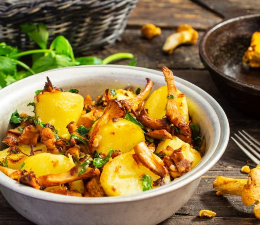 Жареные лисички с картофелем и луком