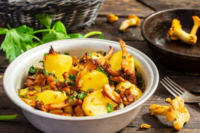 Жареные лисички с картофелем и луком