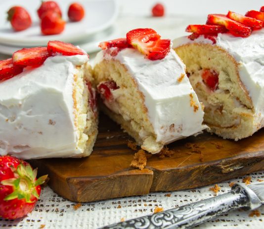 Бисквитный рулет с клубникой и сливками