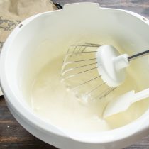 Разбиваем куриные яйца в чашу миксера