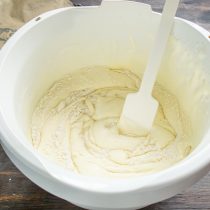 Круговыми движениями медленно вмешиваем муку