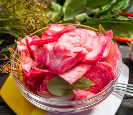 Быстрая маринованная капуста с имбирем и свеклой