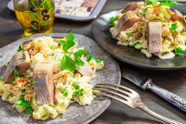 Картофельный салат с яйцом и сельдью Картофельный салат с яйцом и сельдью