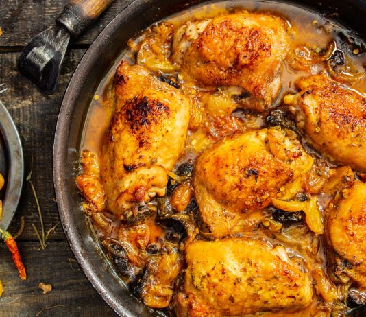 Куриные бедра с черносливом и курагой