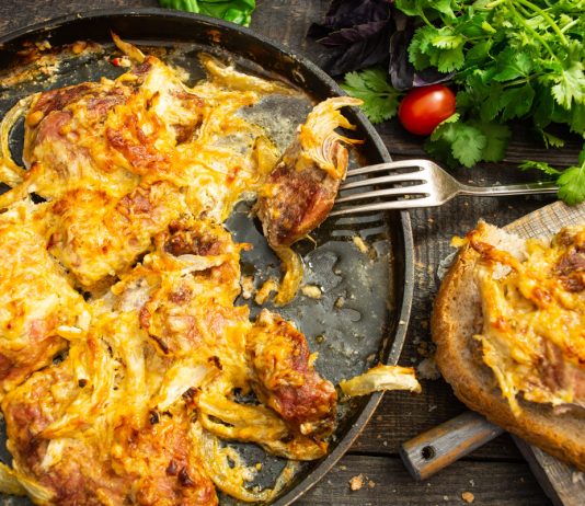 Мясо по-французски со сметаной и сыром