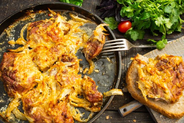 Мясо по-французски со сметаной и сыром Мясо по-французски со сметаной и сыром