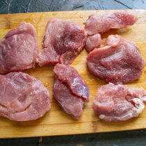 Нарезаем мясо ломтиками толщиной полтора сантиметра Нарезаем мясо ломтиками толщиной полтора сантиметра