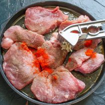 Насыпаем по чайной ложке без горки молотой сладкой паприки и сухой смеси прованских трав Насыпаем по чайной ложке без горки молотой сладкой паприки и сухой смеси прованских трав