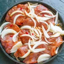 Выкладываем на мясо лук и чили Выкладываем на мясо лук и чили