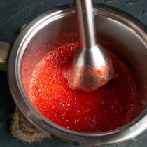 Измельчаем клубнику с сахаром погружным блендером Измельчаем клубнику с сахаром погружным блендером