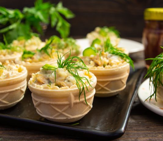 Рыбный салат с лососем и анчоусами в тарталетках