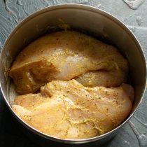 Куриное филе натираем смесью из соли, горчицы, черного и красного перца Куриное филе натираем смесью из соли, горчицы, черного и красного перца
