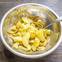 Нарезаем картофель кубиками Нарезаем картофель кубиками