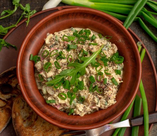 Закуска из крабовых палочек с зелёным луком и сыром