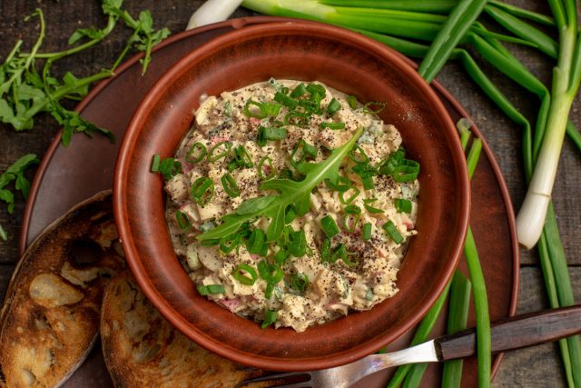 Закуска из крабовых палочек с зелёным луком и сыром