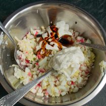 Наливаем соевый соус, по вкусу солим