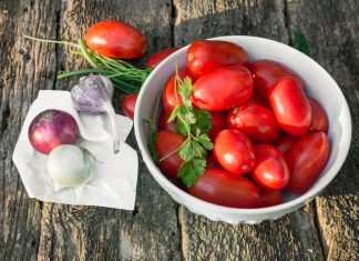 Гибрид томата «F1 Марина» для настоящих ценителей вкуса и домашних заготовок