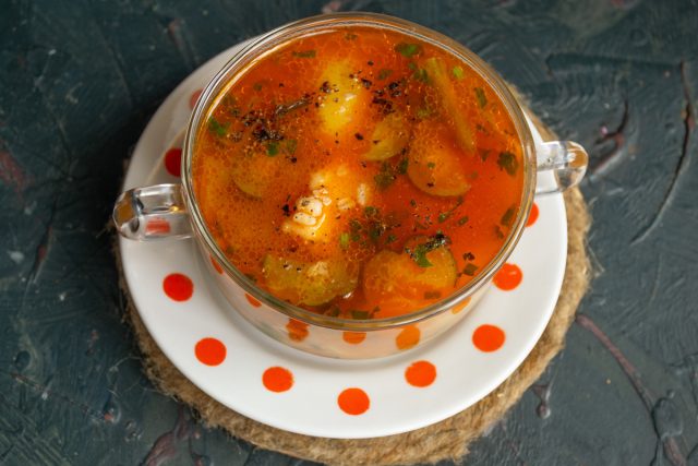 Грибной рассольник с курицей и перловкой подаём горчим. Приятного аппетита! Грибной рассольник с курицей и перловкой подаём горчим. Приятного аппетита!